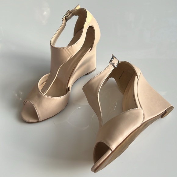 Le Chateau TStrap wedges Sandals - Picture 2 of 8